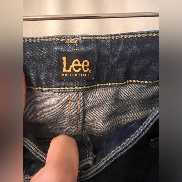 ‼️2/$20 SALE‼️Lee cropped women’s distressed jeans dark wash size 16, plus - Picture 3 of 5